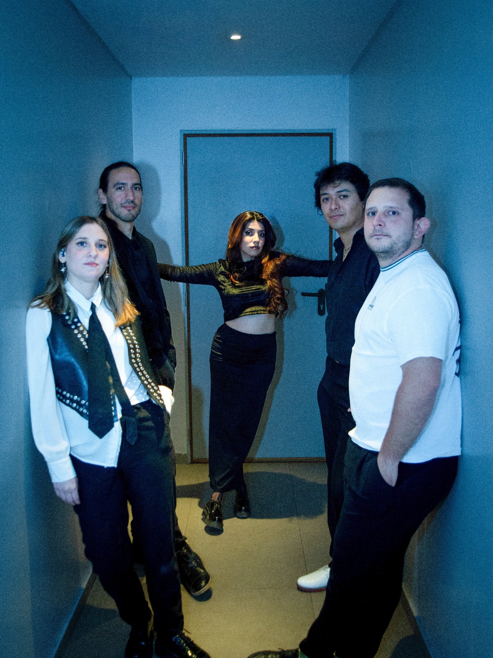 Escarlata junto a la banda, en un retrato grupal