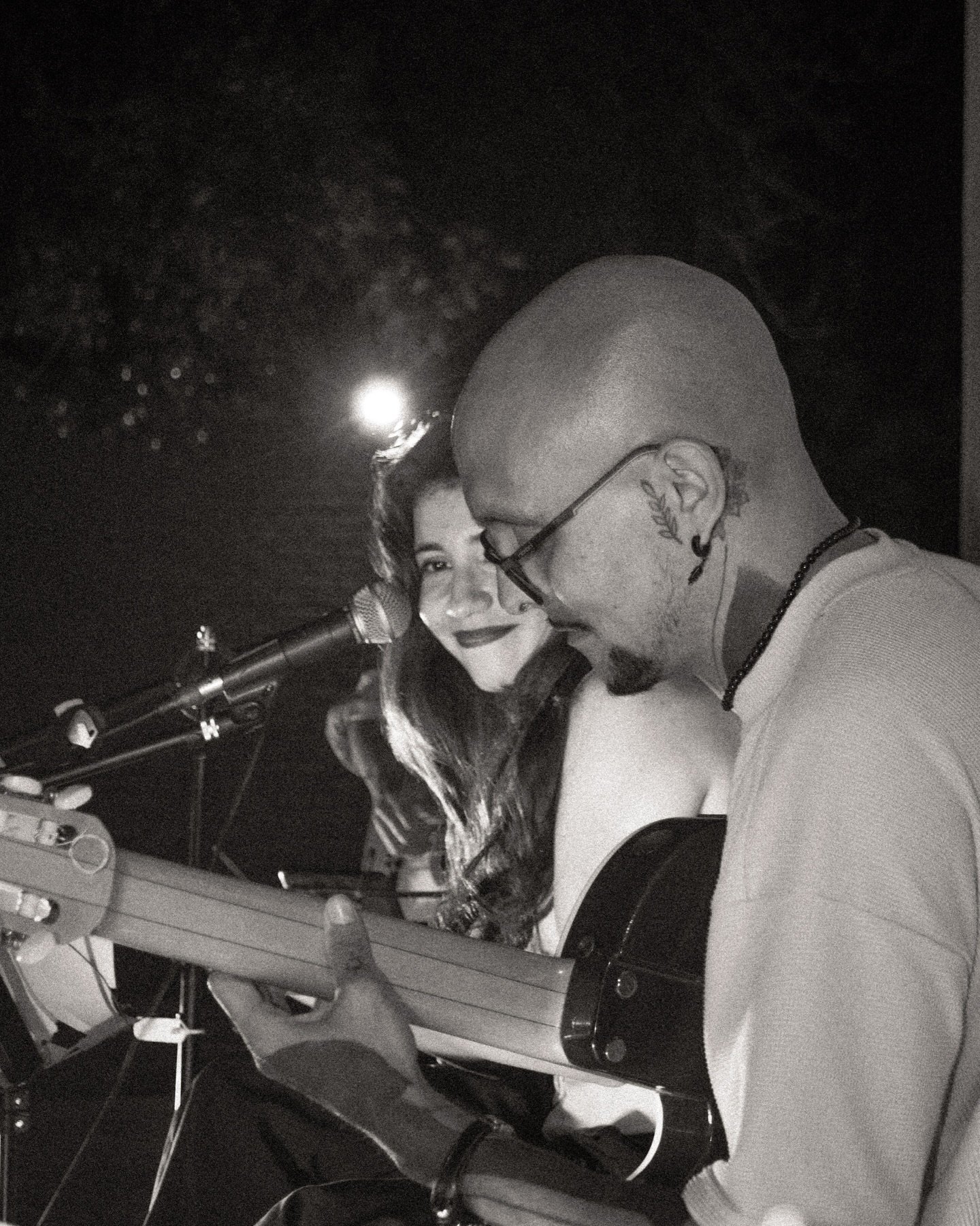 Escarlata compartiendo un momento musical con un guitarrista