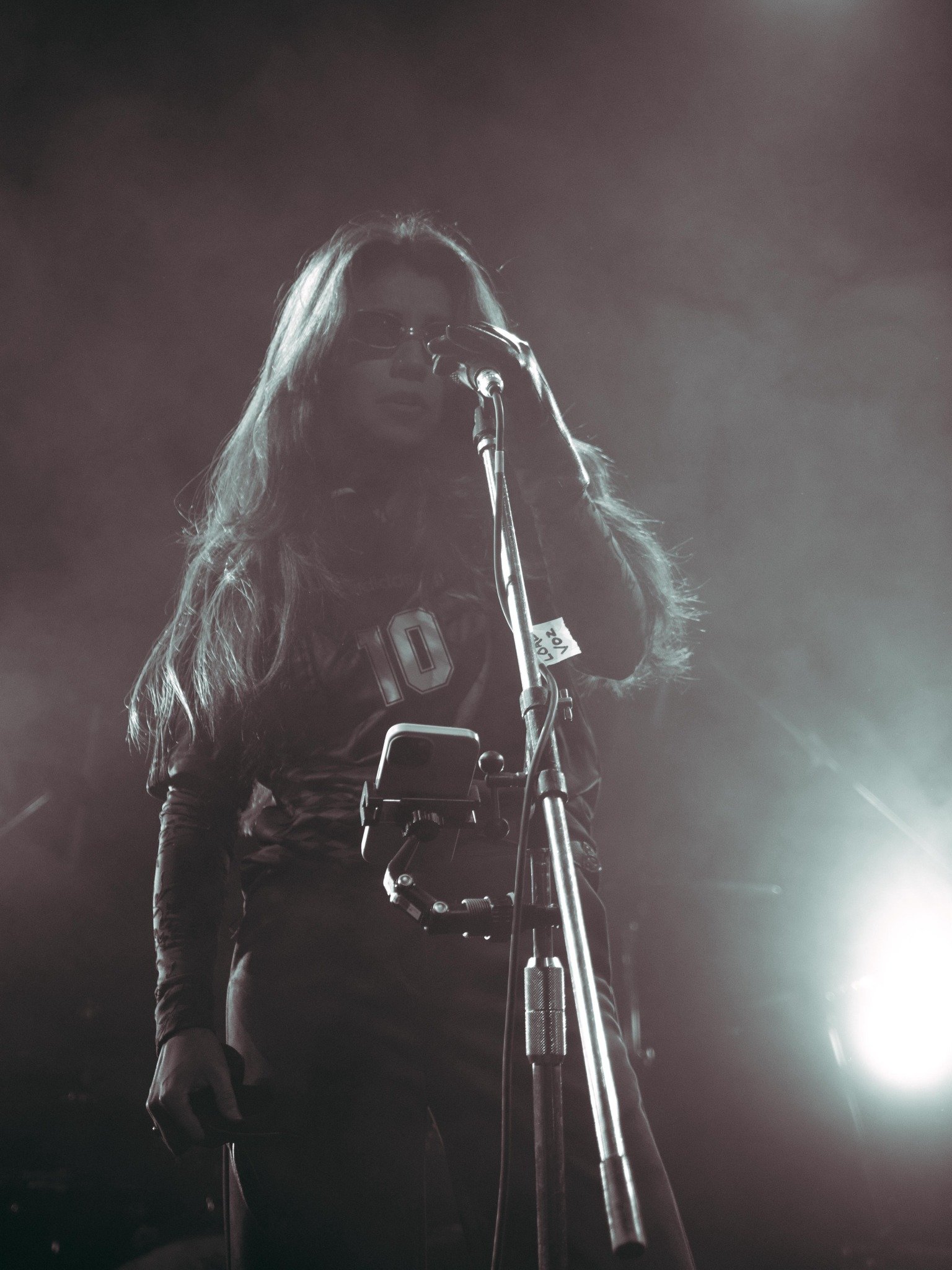 Escarlata cantando en vivo